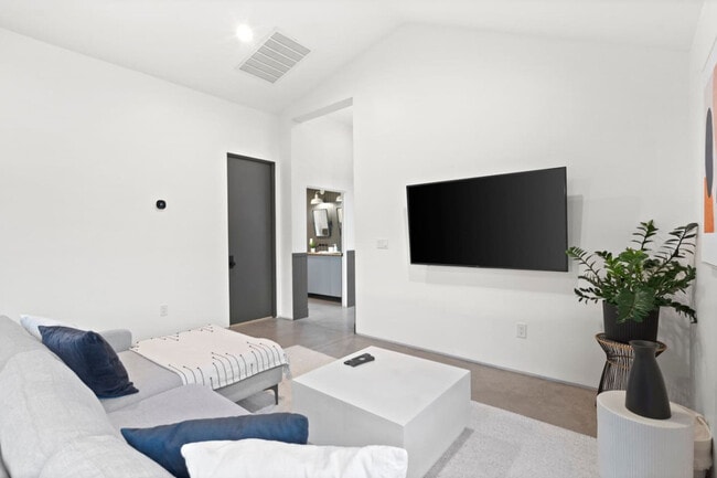 Building Photo - 2330 N 12th St Unit ID1245878P Rental