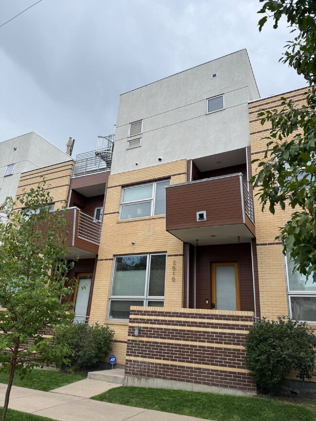 Building Photo - "Spacious 3-Bedroom Townhouse Retreat in Vibrant Denver with 2.5 Baths – 2047 Sq Ft of Modern Liv...