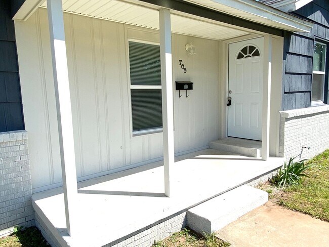 Photo - 709 E Steed Dr
