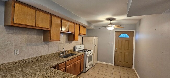 Photo - 2444 W Homer St Unit Garden