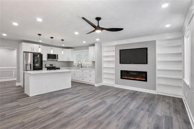 Photo - 724 Cowan Rd SE