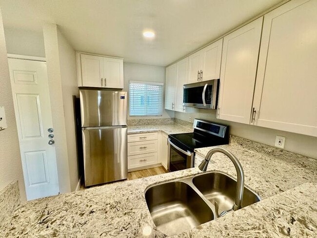 Building Photo - Beautifully Upgraded 2-Bedroom Condo in La Jolla Colony Unit 2502