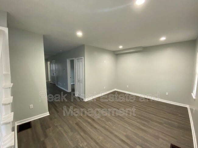 Photo - 1011 Logan St SE