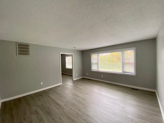 LIVING ROOM/F-H