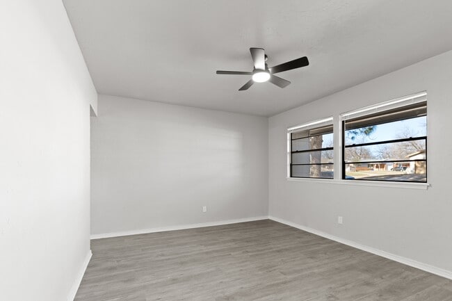 Photo - 1304 Pinewood Ct