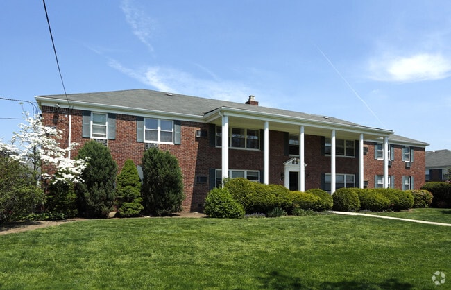 New England Village - New England Village Apartments