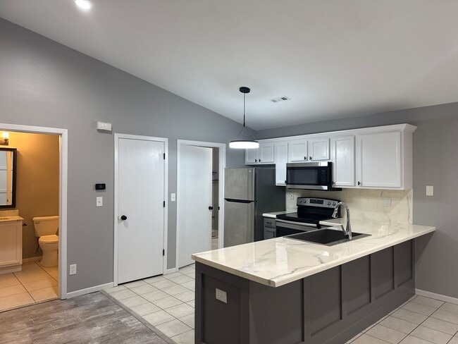 Building Photo - 1051 Minns Dr Unit 1051-2