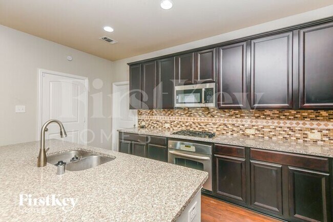 Photo - 520 Glacier St