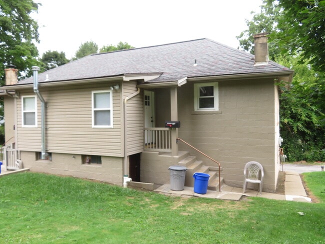 Building Photo - 214 1/2 Brown Ave Unit Apt. 1
