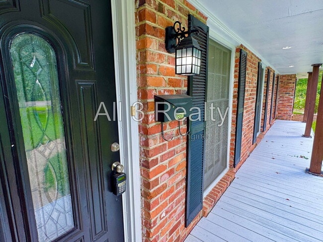 2557 Woodley Rd