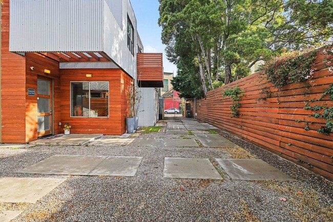 Photo - 3425 Louise St