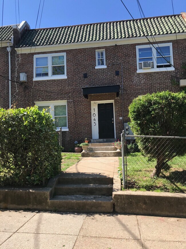 Photo - 1645 V St SE Apartamentos Unidad #One