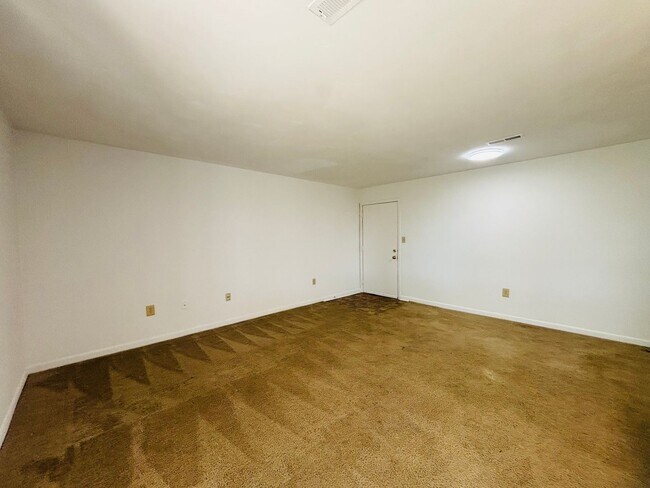 Photo - 833 Claytor Square
