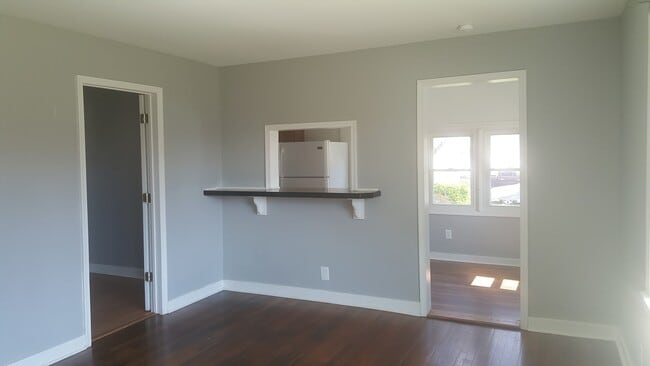 Photo - 104 N Cedar Ave