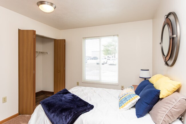 2BR, 1BA - 960 SF