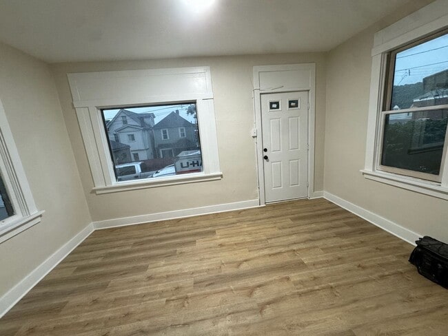 Building Photo - Charming 2BR Home in McKees Rocks