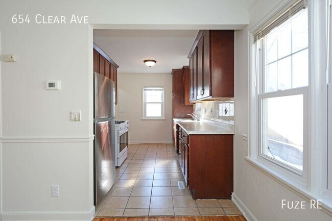 Photo - 654 Clear Ave E
