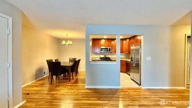 Photo - 304 Bromley Pl