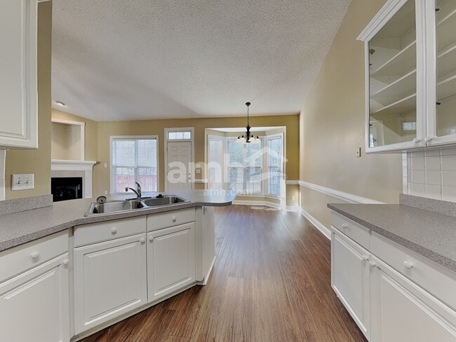 Photo - 702 Landing View Dr