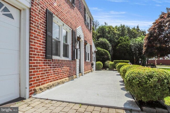 Building Photo - 9 Strathaven Dr