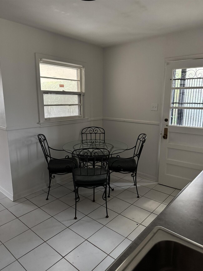 Photo - 2404 Perry Cove