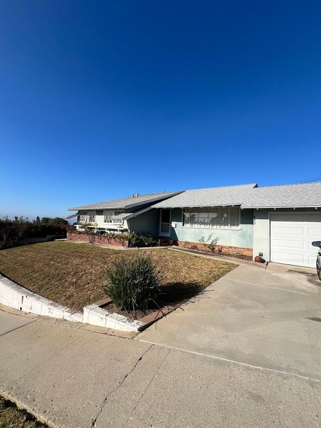Building Photo - Ventura - Three bedroom, two bath single s... Rental