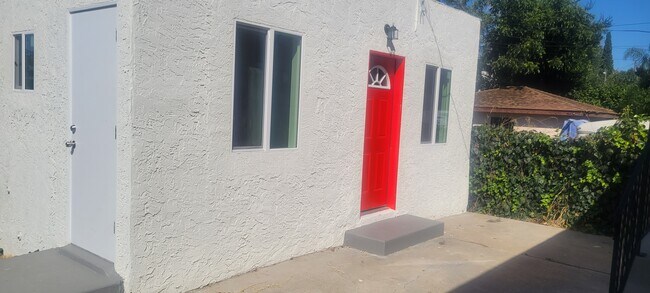 Puerta delantera y área común cementada - 722 Jewell Dr Unidad 722 Jewell Dr.