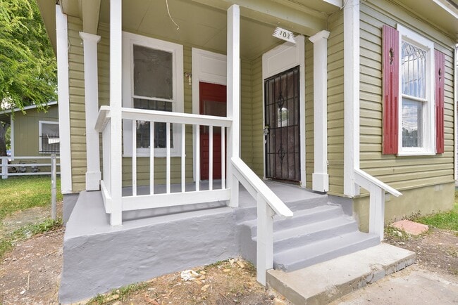 Photo - 103 St John St