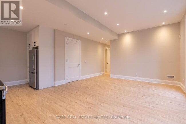 Photo - 185 Fairholme Ave