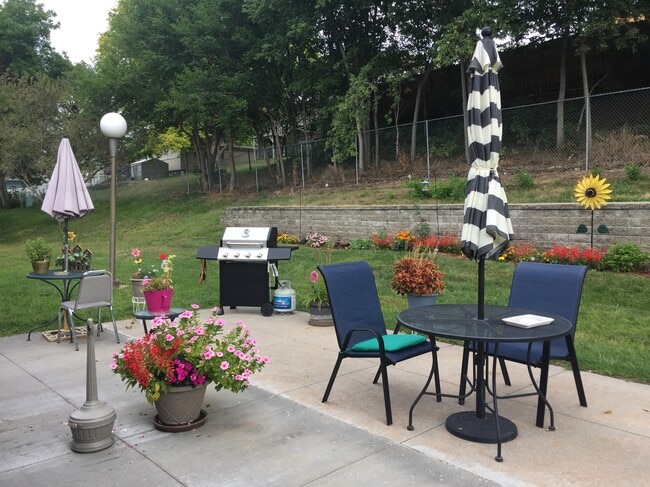 Photo - Westside Plaza Apartments