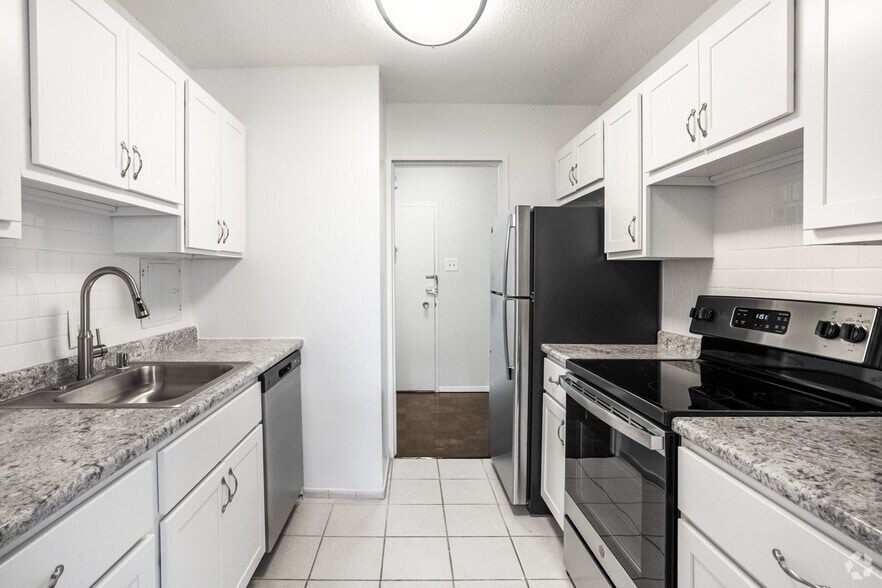 1BR, 1BA - 936SF - Kitchen