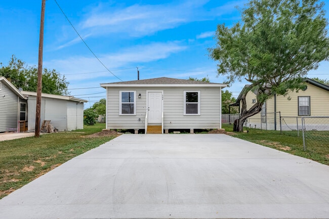 Photo - 304 W 6th St