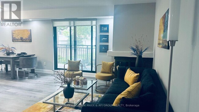 Photo - 15390 Yonge St Unit 201