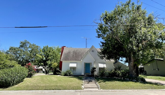 Building Photo - 1002 W 3rd St Rental
