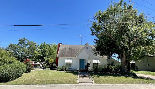 Building Photo - 1002 W 3rd St Rental