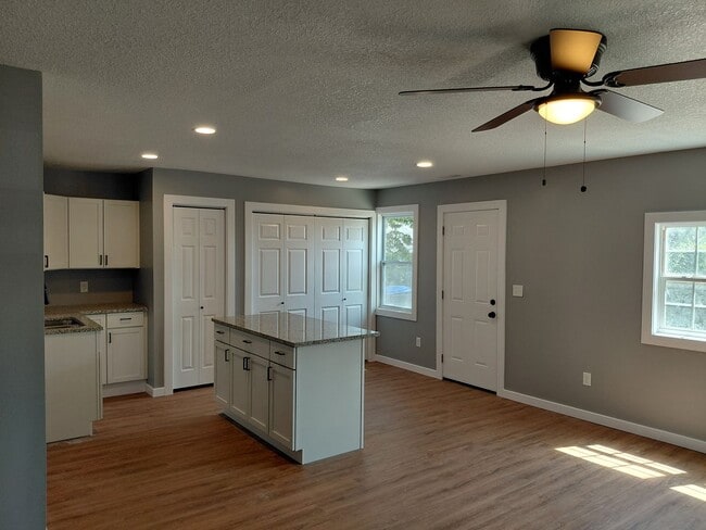 Photo - 411 SE Pinecrest Dr House