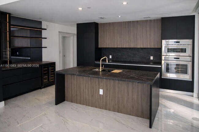 Photo - 700 NE 24th St Unidad 4301