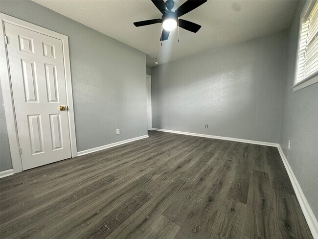Photo - 502 Ave F