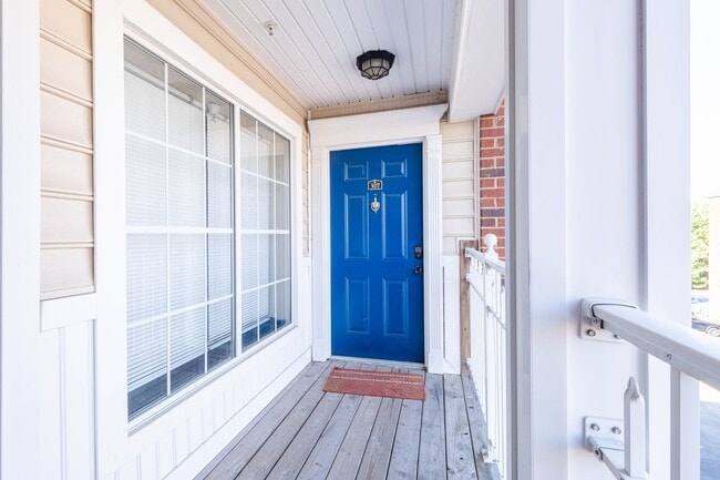 Building Photo - 4 bedroom, 4 bathroom Condominium- ONE BEDROOM AVAILABLE Unit B - B