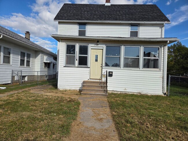 Building Photo - Nice, spacious 3 BR, 1 BA house for rent