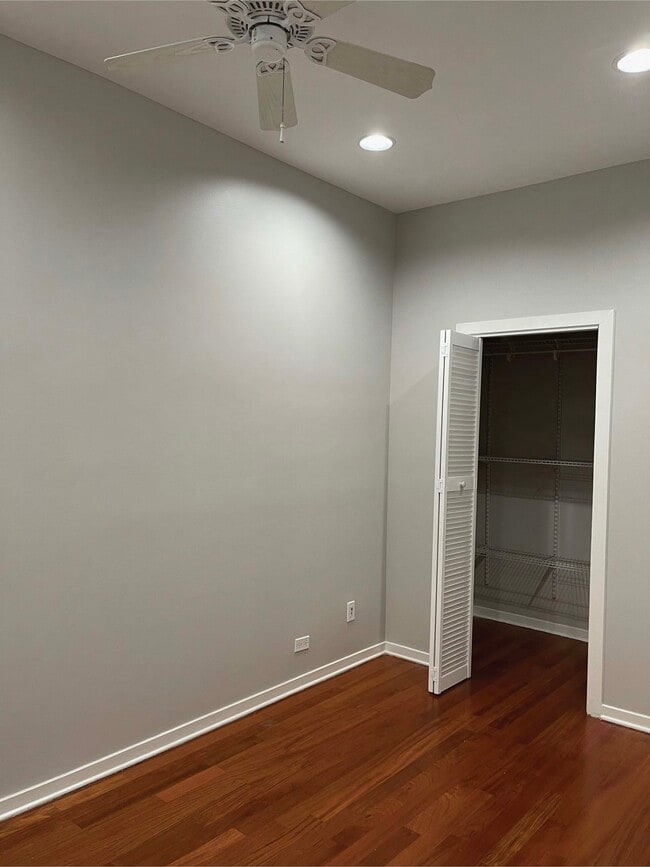 Dormitorio principal, vestidor, ventilador de techo. - 2216 W Belmont Ave Unidad 1R