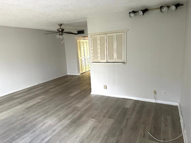Photo - 562 Fanshaw N Unit 5620