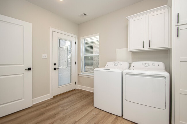 Photo - 1300 W 4th St