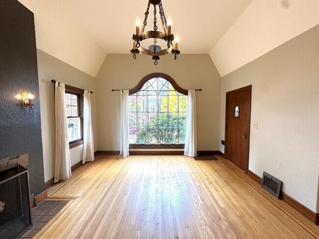 Photo - Eastmoreland 2 Bedroom Home with Yard and ...