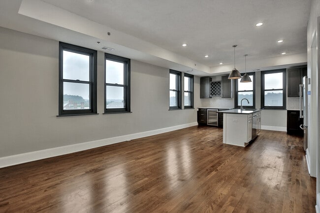 Photo - 107 Chestnut St E