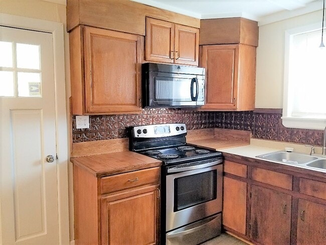 Photo - 142 Booker St