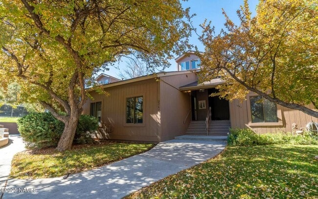 Building Photo - 2747 N Fairview Dr