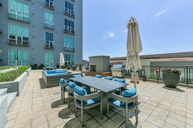 Building Photo - 2000 Bagby St Unit 9415