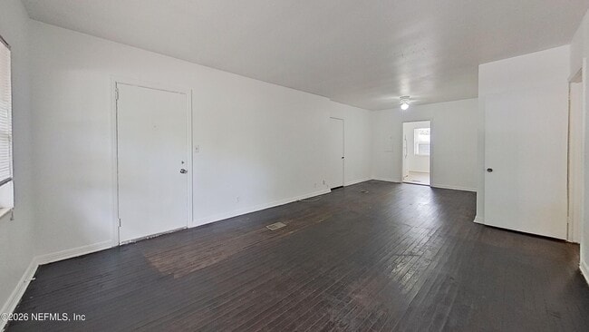 Photo - 1464 Holmesdale Rd Unit 4