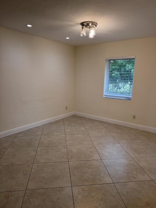 Photo - 2018 NE 14th Ct